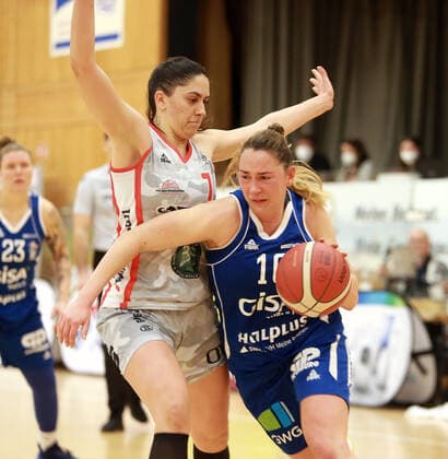 from left Ana WOJTULEK Wasserburg CRO , Barbora KASPARKOVA Halle , Da Basketball,1 Bundesliga 2021 22, , 06 03 22, TSV Wasserburg vs Gisa LIONS SV Halle, Wasserburg, Badria Sportzentrum Copyright: WolfgangxFehrmann