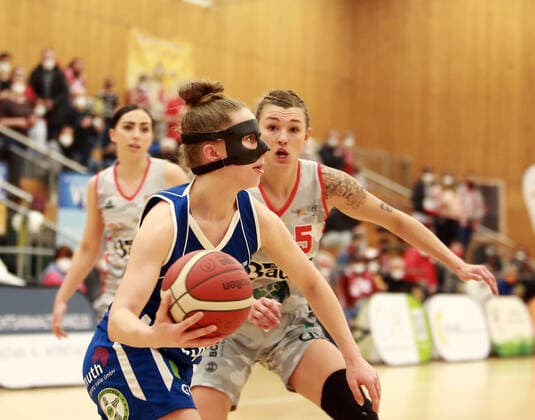 from left Lotta STACH Halle , Haligeth REINOEL Wasserburg US , Da Basketball,1 Bundesliga 2021 22, , 06 03 22, TSV Wasserburg vs Gisa LIONS SV Halle, Wasserburg, Badria Sportzentrum Copyright: WolfgangxFehrmann