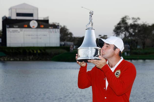 Bilder des Jahres 2022, Sport 03 März Sport Themen der Woche KW09 Sport Bilder des Tages ORLANDO, FL - MARCH 06: Scottie Scheffler of the United States holds the champion trophy after winning the Arnold Palmer Invitational presented by Mastercard at Arnold Palmer Bay Hill Golf Course on March 6, 2022 in Orlando, Florida. (Photo by Joe Robbins Icon Sportswire) GOLF: MAR 06 PGA, Golf Herren - Arnold Palmer Invitational presented by Mastercard Icon573220306003