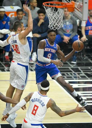 LOS ANGELES, CA - MARCH 06: New York Knicks guard RJ Barrett (9) passes around LA Clippers center Ivica Zubac (40) in the first half of an NBA, Basketball Herren, USA basketball game played at on March 6, 2022 at Crypto.com arena in Los Angeles, CA. (Photo by John McCoy Icon Sportswire) NBA: MAR 06 Knicks at Clippers Icon2203060075