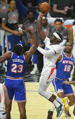 LOS ANGELES, CA - MARCH 06: LA Clippers guard Reggie Jackson (1) shoots over New York Knicks center Mitchell Robinson (23) during the fist half in a NBA, Basketball Herren, USA basketball game played at on March 6, 2022 at Crypto.com arena in Los Angeles, CA. (Photo by John McCoy Icon Sportswire) NBA: MAR 06 Knicks at Clippers Icon2203060151
