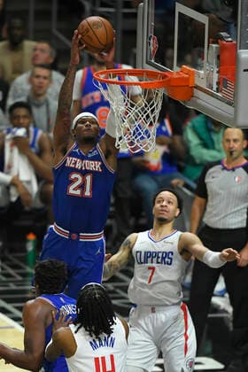 LOS ANGELES, CA - MARCH 06: New York Knicks forward Cam Reddish (21) goes up to dunk past LA Clippers guard Amir Coffey (7) during the first half in a NBA, Basketball Herren, USA basketball game played at on March 6, 2022 at Crypto.com arena in Los Angeles, CA. (Photo by John McCoy Icon Sportswire) NBA: MAR 06 Knicks at Clippers Icon2203061153