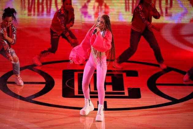 LOS ANGELES, CA - MARCH 06: Esty performed during halftime of a game between the LA Clippers and New York Knicks during a NBA, Basketball Herren, USA basketball game played at on March 6, 2022 at Crypto.com arena in Los Angeles, CA. (Photo by John McCoy Icon Sportswire) NBA: MAR 06 Knicks at Clippers Icon2203061394