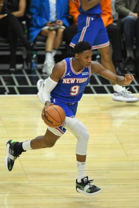 LOS ANGELES, CA - MARCH 06: New York Knicks guard RJ Barrett (9) playing the LA Clippers in a NBA, Basketball Herren, USA basketball game played at on March 6, 2022 at Crypto.com arena in Los Angeles, CA. (Photo by John McCoy Icon Sportswire) NBA: MAR 06 Knicks at Clippers Icon2203061040