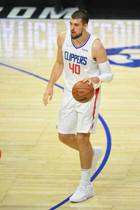 LOS ANGELES, CA - MARCH 06: LA Clippers center Ivica Zubac (40) playing the New York Knicks in a NBA, Basketball Herren, USA basketball game played at on March 6, 2022 at Crypto.com arena in Los Angeles, CA. (Photo by John McCoy Icon Sportswire) NBA: MAR 06 Knicks at Clippers Icon2203061053