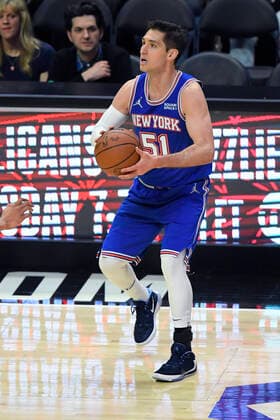 LOS ANGELES, CA - MARCH 06: New York Knicks guard Ryan Arcidiacono (51) while playing the LA Clippers in a NBA, Basketball Herren, USA basketball game played at on March 6, 2022 at Crypto.com arena in Los Angeles, CA. (Photo by John McCoy Icon Sportswire) NBA: MAR 06 Knicks at Clippers Icon2203062395