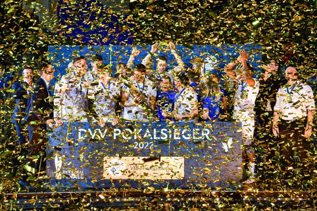 Bilder des Jahres 2022, Sport 03 März Sport Themen der Woche KW09 DVV_Pokal SVG Lueneburg - VfB Friedrichshafen 06.03.22 DVV-Pokal, Volleyball, Herren, Saison 2021 22, SVG Lueneburg (in dunkelblau) vs VfB Friedrichshafen (in Weiss), Konfettiregen mit Pokalsieger, *** DVV Cup SVG Lueneburg VfB Friedrichshafen 06 03 22 DVV Cup, Volleyball, Men, Season 2021 22, SVG Lueneburg in dark blue vs VfB Friedrichshafen in white , Confetti rain with cup winner, Copyright: xBEAUTIFULxSPORTS TomxBlochx