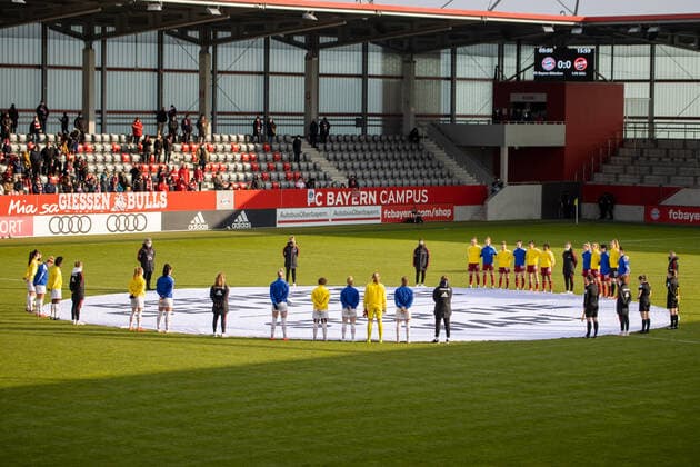 Players making statement against war in Ukraine Womens soccer, FC Bayern Koeln, on 6 03 2022 Womens soccer Bundesliga, FC Bayern Munich 1 FC Cologne 6 0, season 2021 2022, in Munich, F C B A Y E R N C A M P U S, Germany Source Copyright Credit Oryk HAIST xx