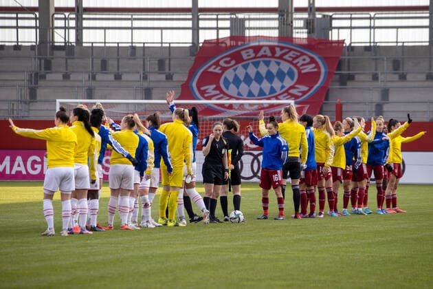Players making statement against war in Ukraine Womens soccer, FC Bayern Koeln, on 6 03 2022 Womens soccer Bundesliga, FC Bayern Munich 1 FC Cologne 6 0, season 2021 2022, in Munich, F C B A Y E R N C A M P U S, Germany Source Copyright Credit Oryk HAIST xx
