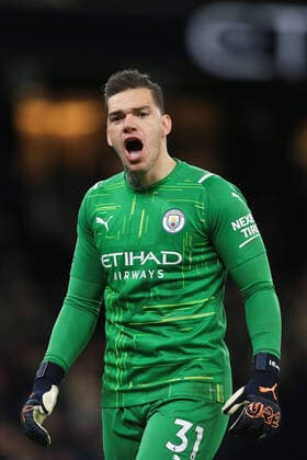 Fußball Premier League Manchester City v Manchester United 6. März 2022 Premier League Manchester City v Manchester United Manchester City Torwart Ederson feiert Foto Simon Stacpoole Abseits Manchester UK  Copyright: xSimonxStacpoolexOffside