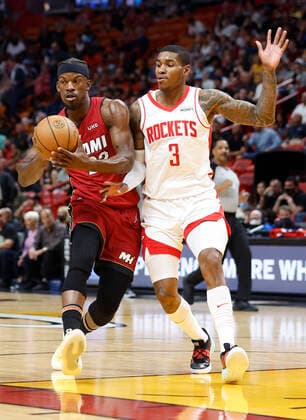 Miami Heat forward Jimmy Butler (L) passes around Houston Rockets guard Kevin Porter Jr. (L) during the first half of the NBA, Basketball Herren, USA basketball game between the Miami Heat and the Houston Rockets, at FTX Arena in Miami, Florida, USA, 07 March 2022. Houston Rockets at Miami Heat !ACHTUNG: NUR REDAKTIONELLE NUTZUNG!  Copyright: xRHONAxWISEx AME1322 20220308-aaeef560185e774e42174daa1caf21294bd203f2