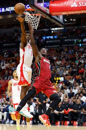 Miami Heat guard Victor Oladipo (R) shoots around Houston Rockets forward Jae Sean Tate (L) during the first half of the NBA, Basketball Herren, USA basketball game between the Miami Heat and the Houston Rockets, at FTX Arena in Miami, Florida, USA, 07 March 2022. Houston Rockets at Miami Heat !ACHTUNG: NUR REDAKTIONELLE NUTZUNG!  Copyright: xRHONAxWISEx AME1319 20220308-56fe654a9d6495fb5ba12ef8f7da5f4bff61efd4