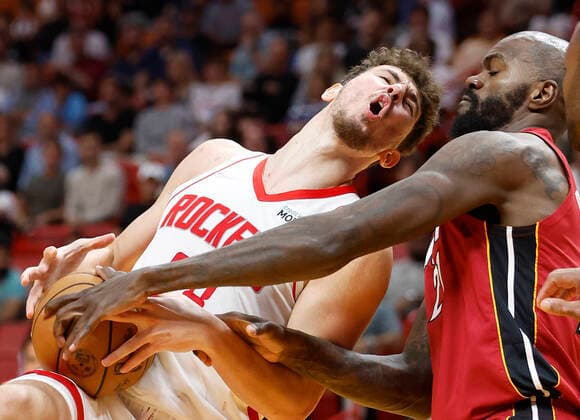 Miami Heat center Dewayne Dedmon (R) defends Houston Rockets center Alpern Sengum (L) during the second half of the NBA, Basketball Herren, USA basketball game between the Miami Heat and the Houston Rockets at FTX Arena in Miami, Florida, USA, 07 March 2022. Miami Heat vs Houston Rockets !ACHTUNG: NUR REDAKTIONELLE NUTZUNG!  Copyright: xRHONAxWISEx AME1328 20220308-8dd53906dcac108bc35c8ed1fdc969d0048ceaee