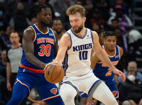 March 7, 2022, Sacramento, CA, USA: New York Knicks forward Julius Randle (30) guards Sacramento Kings forward Domantas Sabonis (10) during a game at Golden 1 Center in Sacramento, Monday, March 7, 2022. Sacramento USA - ZUMAj89_ 0152635945st Copyright: xPaulxKitagakixJr.x