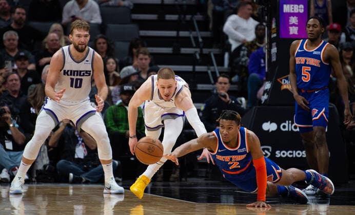 March 7, 2022, Sacramento, CA, USA: New York Knicks guard Miles McBride (2) and Sacramento Kings guard Donte DiVincenzo (0) battle for loose ball during a game at Golden 1 Center in Sacramento, Monday, March 7, 2022. Sacramento USA - ZUMAj89_ 0152635987st Copyright: xPaulxKitagakixJr.x