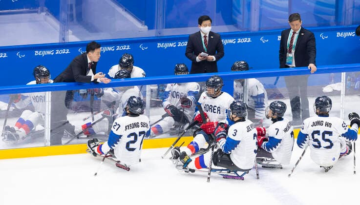 (220308) -- BEIJING, March 8, 2022 -- Players of South Korea react with their coach during the Preliminary Round Group A Match of Para Ice hockey, Eishockey between Canada and South Korea at Beijing 2022 Winter Paralympic Games in Beijing, capital of China, March 8, 2022. ) (SP)CHINA-BEIJING-WINTER PARALYMPICS-PARA ICE HOCKEY-GROUP A-CAN VS KOR(CN) CaixYang 