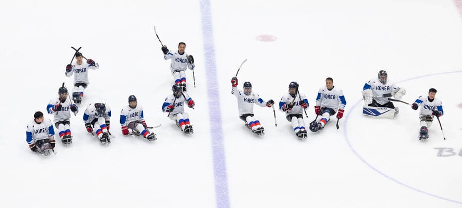(220308) -- BEIJING, March 8, 2022 -- Players of South Korea acknowledge spectators after during the Preliminary Round Group A Match of Para Ice hockey, Eishockey between Canada and South Korea at Beijing 2022 Winter Paralympic Games in Beijing, capital of China, March 8, 2022. ) (SP)CHINA-BEIJING-WINTER PARALYMPICS-PARA ICE HOCKEY-GROUP A-CAN VS KOR(CN) CaixYang 