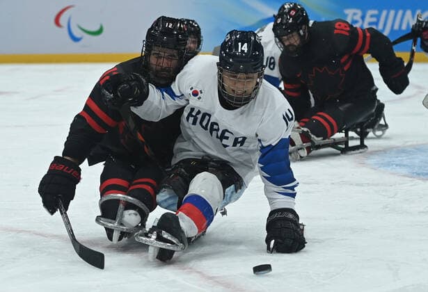 (220308) -- BEIJING, March 8, 2022 -- Jung Seung Hwan (R, front) of South Korea vies with Greg Westlake of Canada during the Preliminary Round Group A Match of Para Ice hockey, Eishockey between Canada and South Korea at Beijing 2022 Winter Paralympic Games in Beijing, capital of China, March 8, 2022. ) (SP)CHINA-BEIJING-WINTER PARALYMPICS-PARA ICE HOCKEY-GROUP A-CAN VS KOR(CN) RenxChao 
