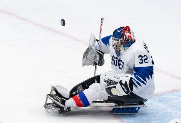 (220308) -- BEIJING, March 8, 2022 -- Goalkeeper Lee Jae Woong of South Korea blocks during the Preliminary Round Group A Match of Para Ice hockey, Eishockey between Canada and South Korea at Beijing 2022 Winter Paralympic Games in Beijing, capital of China, March 8, 2022. ) (SP)CHINA-BEIJING-WINTER PARALYMPICS-PARA ICE HOCKEY-GROUP A-CAN VS KOR(CN) CaixYang 
