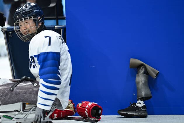 Sport Bilder des Tages (220308) -- BEIJING, March 8, 2022 -- An artificial limb is seen before the Preliminary Round Group A Match of Para Ice hockey, Eishockey between Canada and South Korea at Beijing 2022 Winter Paralympic Games in Beijing, capital of China, March 8, 2022. ) (SP)CHINA-BEIJING-WINTER PARALYMPICS-PARA ICE HOCKEY-GROUP A-CAN VS KOR(CN) ZhangxBowen 