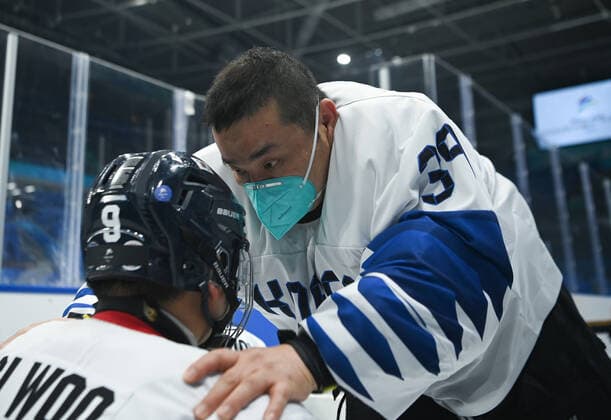 (220308) -- BEIJING, March 8, 2022 -- Choi Hyuk Jun (R) of South Korea reacts with teammate Choi Si Woo prior to the Preliminary Round Group A Match of Para Ice hockey, Eishockey between Canada and South Korea at Beijing 2022 Winter Paralympic Games in Beijing, capital of China, March 8, 2022. ) (SP)CHINA-BEIJING-WINTER PARALYMPICS-PARA ICE HOCKEY-GROUP A-CAN VS KOR(CN) ZhangxBowen 