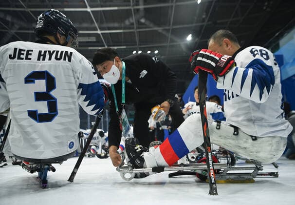 (220308) -- BEIJING, March 8, 2022 -- Athletes of South Korea prepare before the Preliminary Round Group A Match of Para Ice hockey, Eishockey between Canada and South Korea at Beijing 2022 Winter Paralympic Games in Beijing, capital of China, March 8, 2022. ) (SP)CHINA-BEIJING-WINTER PARALYMPICS-PARA ICE HOCKEY-GROUP A-CAN VS KOR(CN) ZhangxBowen 