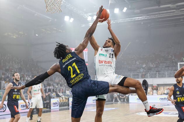 right Marvin Omuvwie Brose Bamberg, 11 left 21 Tai Odiase EWE Baskets Oldenburg Brose Bamberg EWE Baskets Oldenburg easyCredit BBL Basketball Bundesliga Saison 2021 22 Spieltag 23, 08 03 2022 Bamberg, Brose Arena Copyright: DanielxLöb