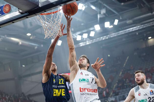 right Tomas Kyzlink Brose Bamberg, 77 left 22 T J Holyfield EWE Baskets Oldenburg Brose Bamberg EWE Baskets Oldenburg easyCredit BBL Basketball Bundesliga Season 2021 22 Matchday 23, 08 03 2022 Bamberg, Brose Arena Photo Daniel Löb Loeb Copyright: DanielxLöb