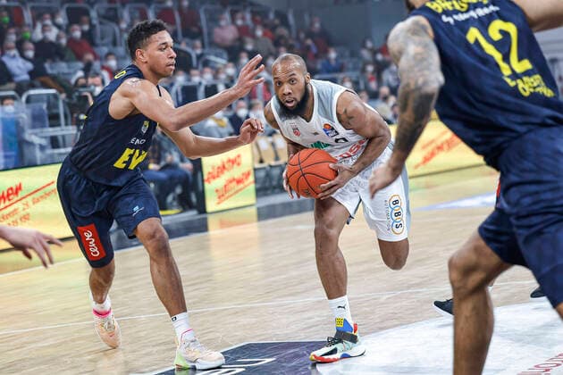 Center Chris Dove Brose Bamberg, 00 left 22 T J Holyfield EWE Baskets Oldenburg right 12 Martin Breunig EWE Baskets Oldenburg Brose Bamberg EWE Baskets Oldenburg easyCredit BBL Basketball Bundesliga Saison 2021 22 Spieltag 23, 08 03 2022 Bamberg, Brose Arena Copyright: DanielxLöb