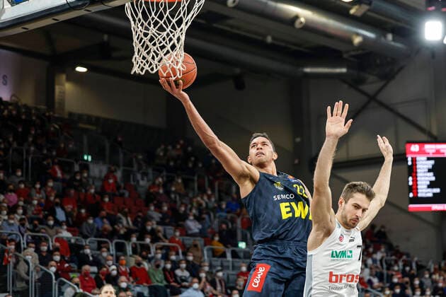 left 22 T J Holyfield EWE Baskets Oldenburg right Tomas Kyzlink Brose Bamberg, 77 Brose Bamberg EWE Baskets Oldenburg easyCredit BBL Basketball Bundesliga Season 2021 22 Matchday 23, 08 03 2022 Bamberg, Brose Arena Photo Daniel Löb Loeb Copyright: DanielxLöb