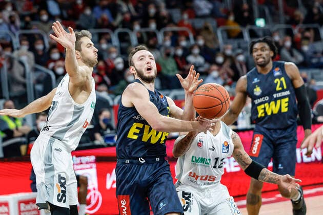 Center 03 Max Heidegger EWE Baskets Oldenburg left Tomas Kyzlink Brose Bamberg, 77 Brose Bamberg EWE Baskets Oldenburg easyCredit BBL Basketball Bundesliga Season 2021 22 Matchday 23, 08 03 2022 Bamberg, Brose Arena Photo Daniel Löb Loeb Copyright: DanielxLöb