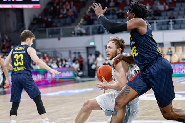 left Christian Sengfelder Brose Bamberg, 43 right 21 Tai Odiase EWE Baskets Oldenburg Brose Bamberg EWE Baskets Oldenburg easyCredit BBL Basketball Bundesliga Season 2021 22 Matchday 23, 08 03 2022 Bamberg, Brose Arena Photo Daniel Löb Loeb Copyright: DanielxLöb