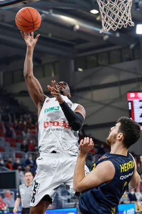 left Shannon Scott Brose Bamberg, 07 right 07 Sebastian Herrera EWE Baskets Oldenburg Brose Bamberg EWE Baskets Oldenburg easyCredit BBL Basketball Bundesliga Season 2021 22 Matchday 23, 08 03 2022 Bamberg, Brose Arena Photo Daniel Löb Loeb Copyright: DanielxLöb