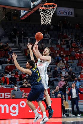 right Christian Sengfelder Brose Bamberg, 43 left 03 Max Heidegger EWE Baskets Oldenburg Brose Bamberg EWE Baskets Oldenburg easyCredit BBL Basketball Bundesliga Season 2021 22 Matchday 23, 08 03 2022 Bamberg, Brose Arena Photo Daniel Löb Loeb Copyright: DanielxLöb