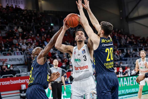 Center Dominic Lockhart Brose Bamberg, 03 left 23 Rickey Paulding EWE Baskets Oldenburg right 20 Michal Michalak EWE Baskets Oldenburg Brose Bamberg EWE Baskets Oldenburg easyCredit BBL Basketball Bundesliga Season 2021 22 Matchday 23, 08 03 2022 Bamberg, Brose Arena Photo Daniel Löb Loeb Copyright: DanielxLöb