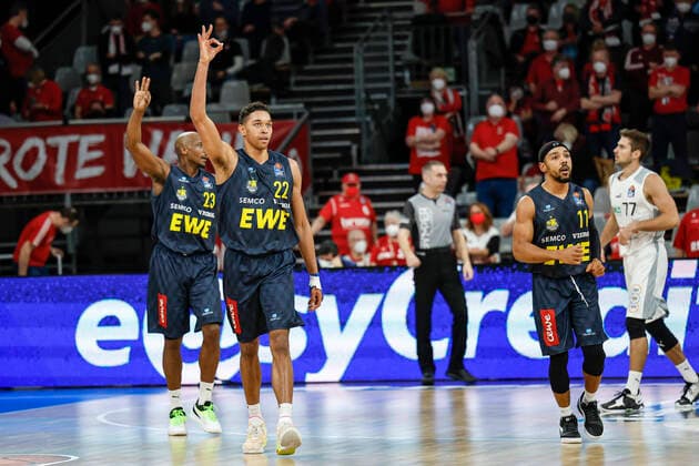 Cheering in front 22 T J Holyfield EWE Baskets Oldenburg left 23 Rickey Paulding EWE Baskets Oldenburg Brose Bamberg EWE Baskets Oldenburg easyCredit BBL Basketball Bundesliga Season 2021 22 Matchday 23, 08 03 2022 Bamberg, Brose Arena Photo Daniel Löb Loeb Copyright: DanielxLöb