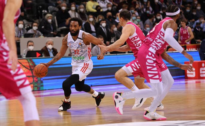 Bonn, Germany 08 03 2022, Telekom Dome, Basketball Bundesliga, 24 Matchday, BBL, Telekom Baskets Bonn vs FC Bayern Munich, Darrun Hilliard Bayern , Karsten Tadda Bonn