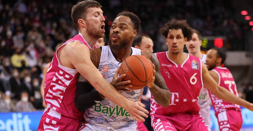 Bonn, Germany 08 03 2022, Telekom Dome, Basketball Bundesliga, 24 Matchday, BBL, Telekom Baskets Bonn vs FC Bayern Munich, Saulius Kulvietis Bonn , Deshaun Thomas Bayern
