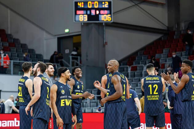 Oldenburg cheers 106 83 win front 11 Phil Pressey EWE Baskets Oldenburg right 23 Rickey Paulding EWE Baskets Oldenburg Brose Bamberg EWE Baskets Oldenburg easyCredit BBL Basketball Bundesliga Season 2021 22 Matchday 23, 08 03 2022 Bamberg, Brose Arena Photo Daniel Löb Loeb Copyright: DanielxLöb