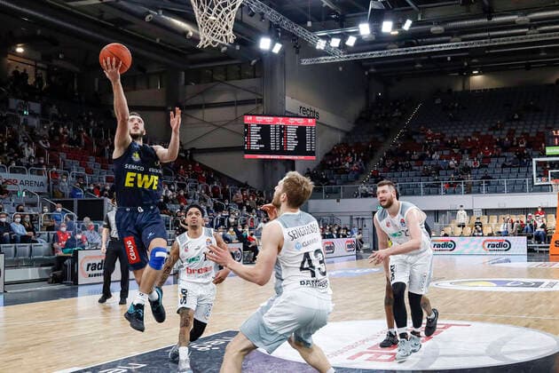 left 03 Max Heidegger EWE Baskets Oldenburg center Christian Sengfelder Brose Bamberg, 43 right Martinas Geben Brose Bamberg, 22 Brose Bamberg EWE Baskets Oldenburg easyCredit BBL Basketball Bundesliga Saison 2021 22 Spieltag 23, 08 03 2022 Bamberg, Brose Arena Copyright: DanielxLöb