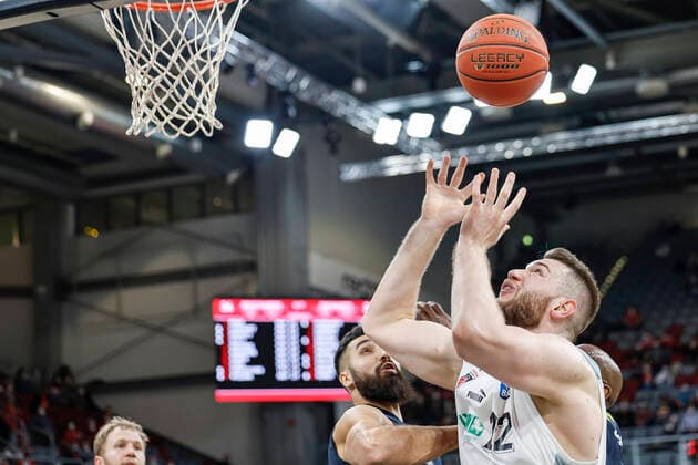 left Martinas giving Brose Bamberg, 22 Brose Bamberg EWE Baskets Oldenburg easyCredit BBL Basketball Bundesliga season 2021 22 matchday 23, 08 03 2022 Bamberg, Brose Arena Photo Daniel Löb Loeb Copyright: DanielxLöb