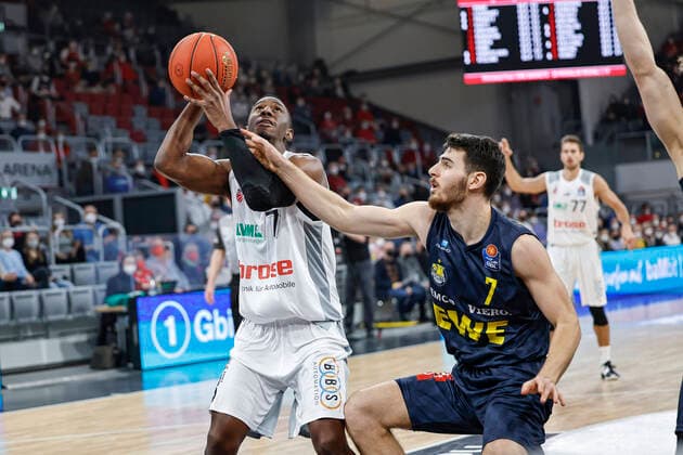 left Shannon Scott Brose Bamberg, 07 right 07 Sebastian Herrera EWE Baskets Oldenburg Brose Bamberg EWE Baskets Oldenburg easyCredit BBL Basketball Bundesliga Season 2021 22 Matchday 23, 08 03 2022 Bamberg, Brose Arena Photo Daniel Löb Loeb Copyright: DanielxLöb
