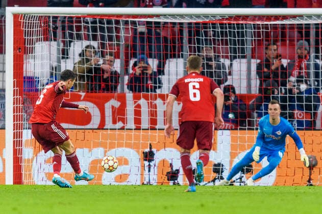 GER, UEFA CL, FC Bayern Muenchen GER vs FC Red Bull Salzburg AUT 08 03 2022, Allianz Arena, Muenchen, GER, UEFA CL, FC Bayern Muenchen GER vs FC Red Bull Salzburg AUT , Round of 16 match 2 , UEFA regulations prohibit any use of photographs as image sequences and or quasi video, in picture Robert Lewandowski FCB 9 shoots the penalty to score 1 0 against Philipp Köhn Koehn Salzburg 18 nordphotoxGmbHx xStraubmeier nph00004