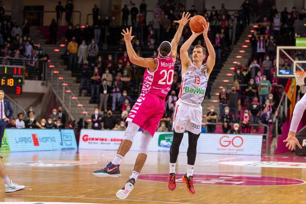 GER, Telekom Baskets Bonn vs FC Bayern Munich, Basketball, 1 Bundesliga, 24 Matchday, Season 2021 22, 08 03 2022, Andreas Obst FC Bayern Munich, 13 , Jeremy Morgan Telekom Baskets Bonn, 20 Location Telekom Dome in Bonn GER, Telekom Baskets Bonn vs FC Bayern Munich, Basketball, 1 Bundesliga, EASYCREDIT BBL, 24 Matchday, Season 2021 22, 08 03 2022, Location Telekom Dome in Bonn Foto Gerhard Wingender Bonn Copyright: xEibner-Pressefotox xGerhardxWingenderx EP_GWR