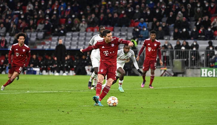 Football, Men, 2021 2022 season, Champions League Round of 16, second leg , FC Bayern München RB Salzburg, Robert Lewandowski FC Bayern München scores the goal on a penalty kick to 2 0, 08 03 2022, Copyright: xMatthiasxKochx
