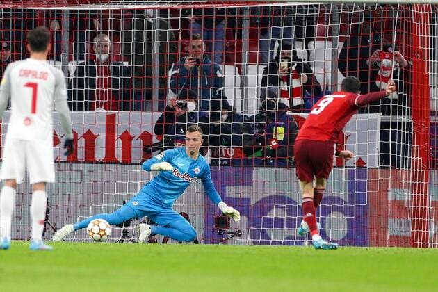 Robert Lewandowski 9 FC Bayern Muenchen scores the goal on penalty kick to 2 0, Philipp Koehn 18 FC Red Bull Salzburg , FC Bayern Muenchen vs FC Red Bull Salzburg, Champions League, Round of 16, 08 03 2022 Muenchen Bayern Germany Copyright: xkolbert-press ChristianxKolbertx