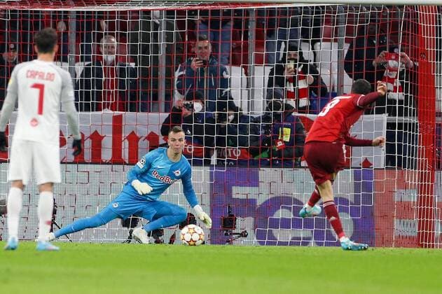 Robert Lewandowski 9 FC Bayern Muenchen scores the goal on penalty kick to 2 0, Philipp Koehn 18 FC Red Bull Salzburg , FC Bayern Muenchen vs FC Red Bull Salzburg, Champions League, Round of 16, 08 03 2022 Muenchen Bayern Germany Copyright: xkolbert-press ChristianxKolbertx