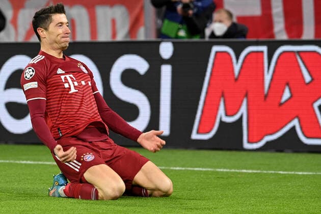 Munich, Allianz Arena, 08 03 22, GER, Men, UEFA Champions League, Season 2021 2022, FC Bayern Muenchen FC Salzburg Picture Robert Lewandowski Bayern cheers after his goal to make it 3 0 Only for journalistic use Only for editorial use According to the regulations of the DFL Deutsche Fußball Liga it is prohibited to exploit or have exploited photographs taken in the stadium and or from the game in the form of sequence images and or video-like photo series DFL regulations prohibit any use of photographs as image sequences and or quasi video Bayern Germany