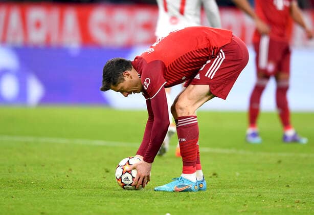 FOOTBALL CHAMPIONS LEAGUE SEASON 2021 2022 Round of 16 second leg FC Bayern Muenchen FC Salzburg 08 03 2022 Robert Lewandowski FC Bayern Muenchen puts the ball to his feet