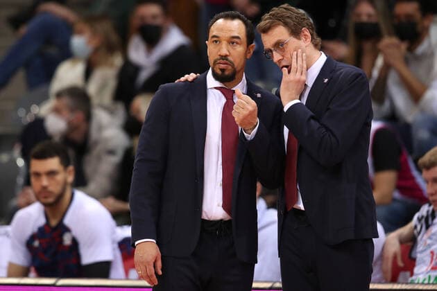 08 03 22, Bonn, Basketball, 1 Bundesliga, easyCredit BBL, Hauptrunde, 25 Spieltag, Telekom Dome Telekom Baskets Bonn FC Bayern Muenchen Demond Greene l and assistant coach Djordje Adzic of Telekom Baskets Bonn Baskets Bonn Bayern Muenchen